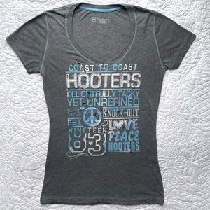 Hooters 🦉 T-Shirt V Neck